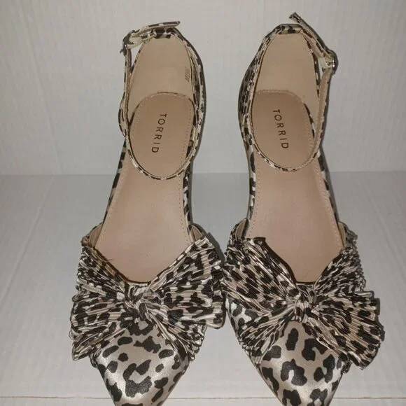 TORRID SATIN BOW LEOPARD PUMP SHOES - Picture 13 of 14